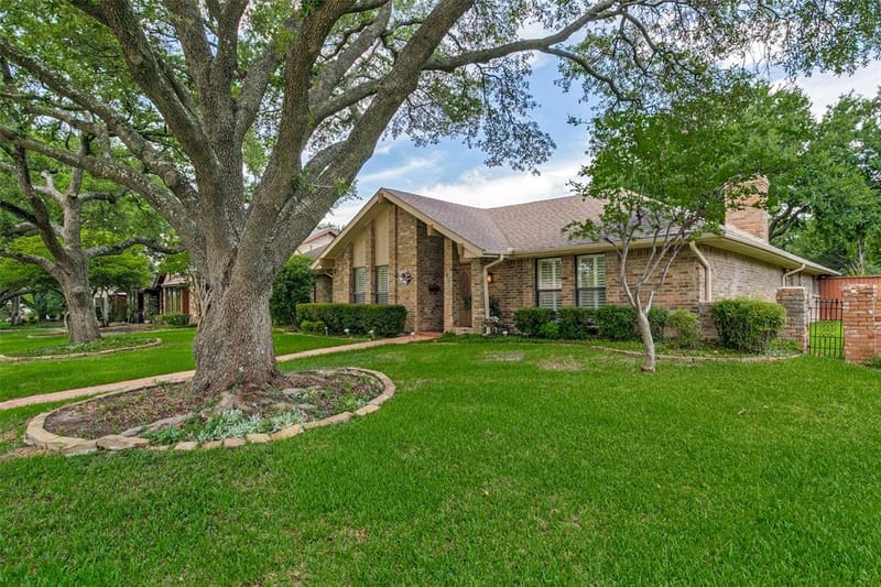 2731 Wagonwheel Drive, Carrollton TX 75006 - Photo 2