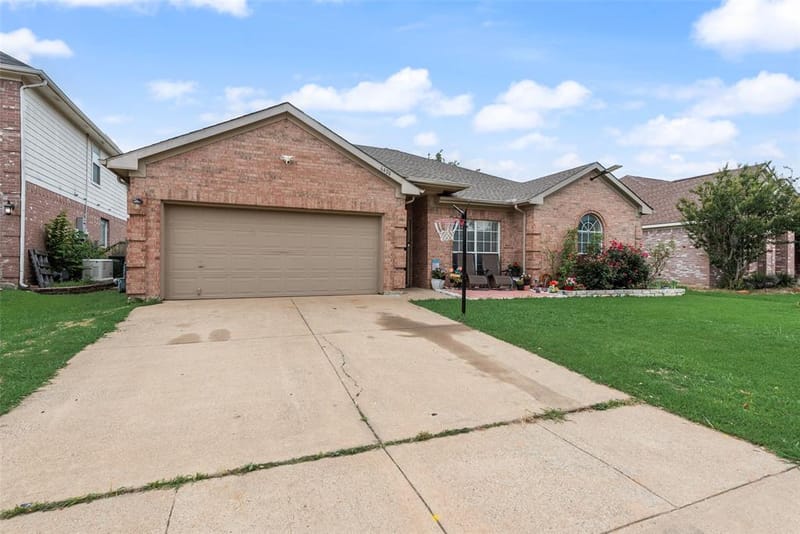 6420 St Alban Court, Arlington TX 76001 - Photo 23