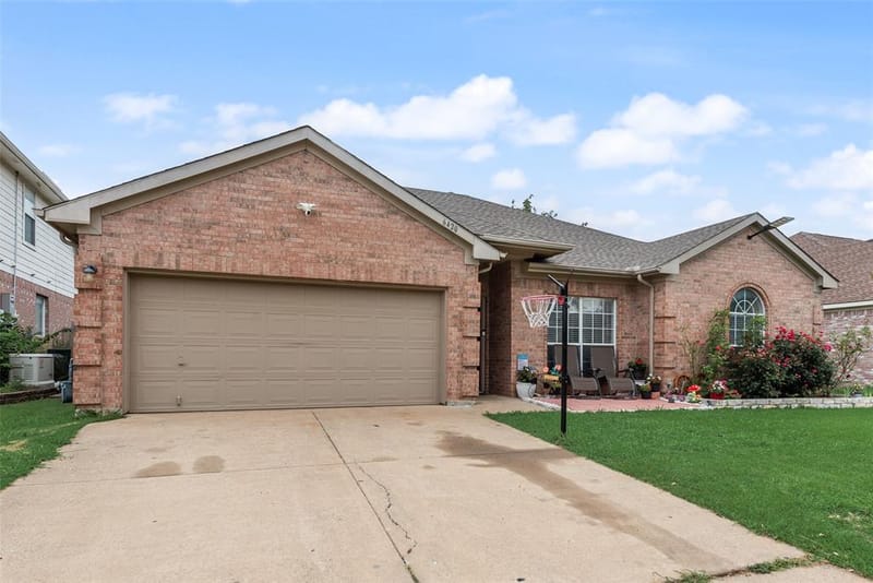 6420 St Alban Court, Arlington TX 76001 - Photo 2