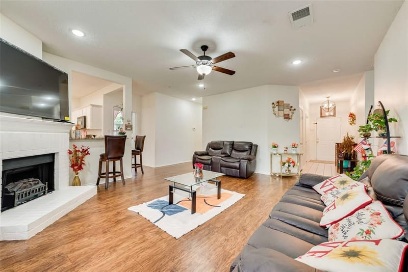 6420 St Alban Court, Arlington TX 76001 - Photo 6