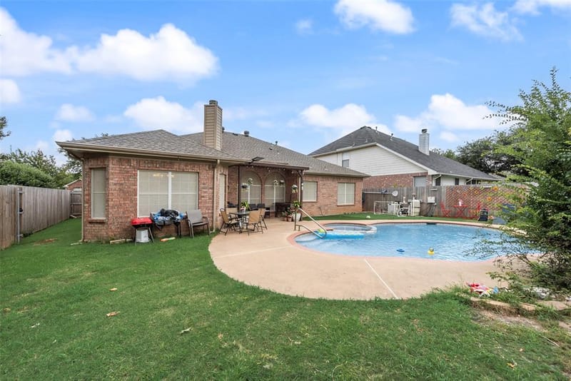 6420 St Alban Court, Arlington TX 76001 - Photo 22