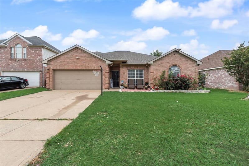 6420 St Alban Court, Arlington TX 76001 - Photo 3