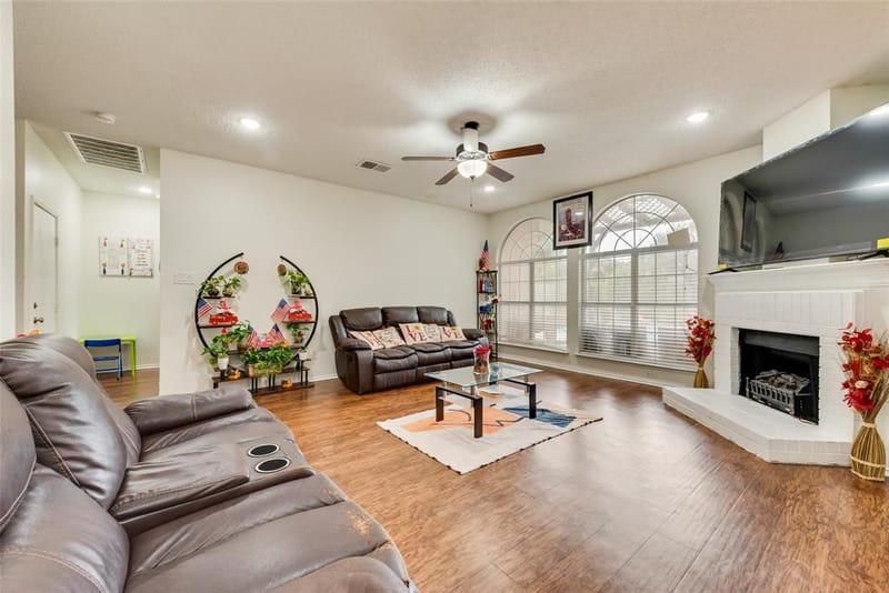 6420 St Alban Court, Arlington TX 76001 - Photo 5