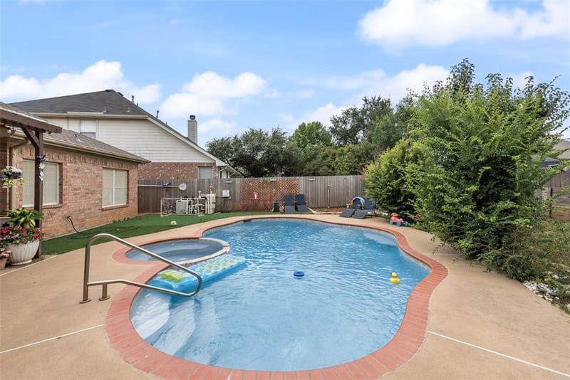 6420 St Alban Court, Arlington TX 76001 - Photo 20