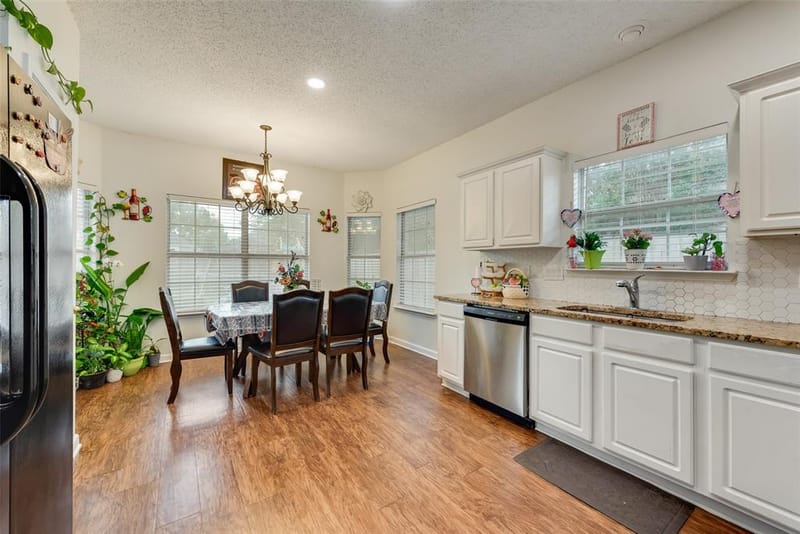 6420 St Alban Court, Arlington TX 76001 - Photo 9