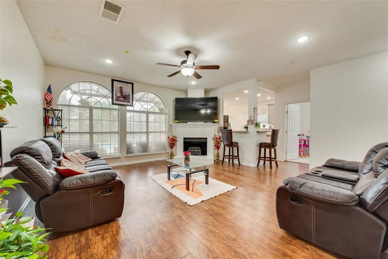 6420 St Alban Court, Arlington TX 76001 - Photo 11