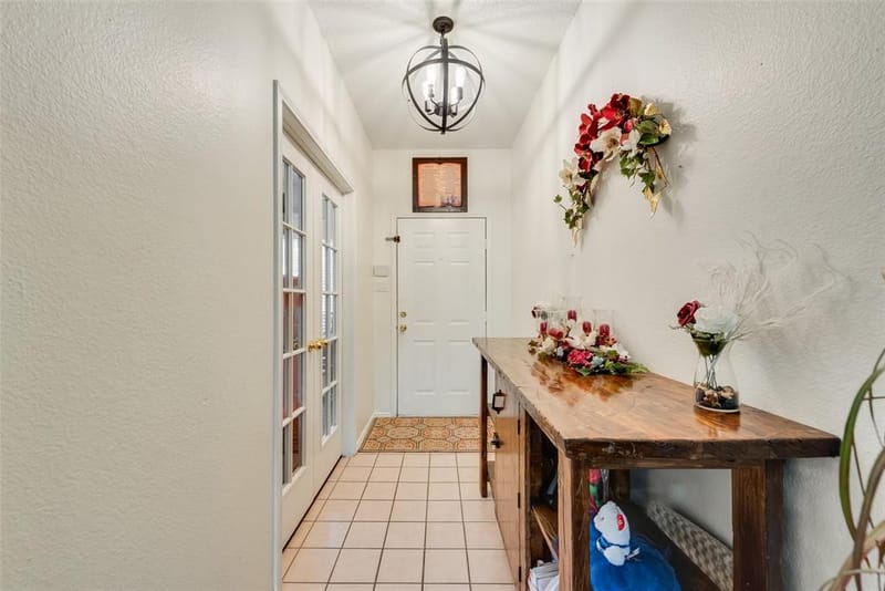 6420 St Alban Court, Arlington TX 76001 - Photo 4