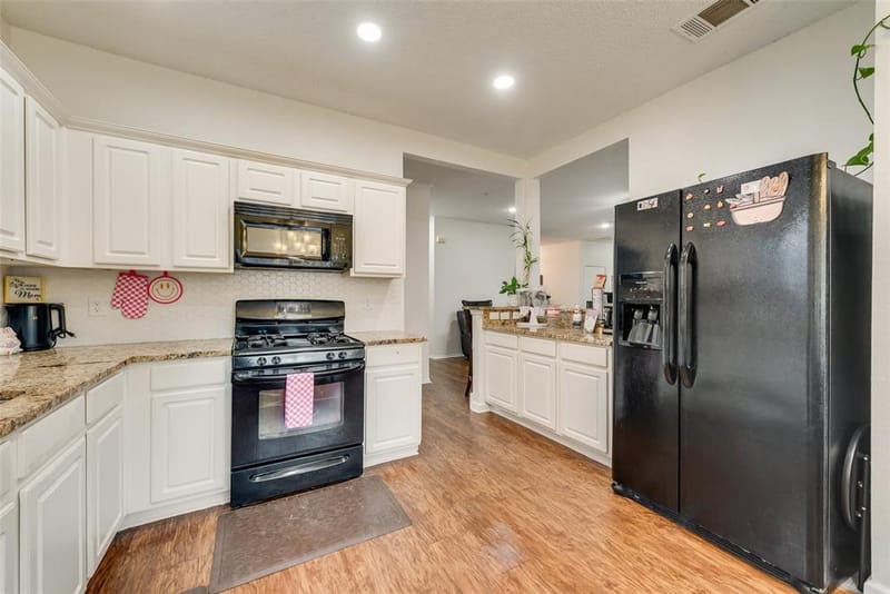 6420 St Alban Court, Arlington TX 76001 - Photo 8