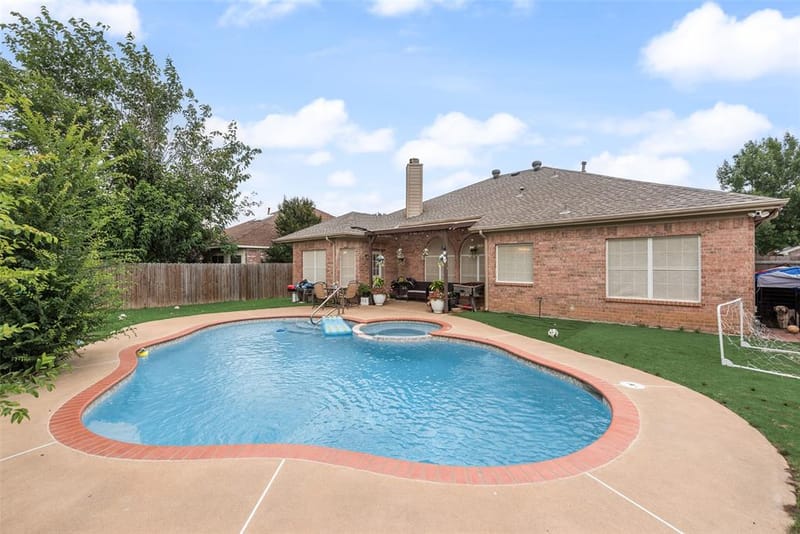 6420 St Alban Court, Arlington TX 76001 - Photo 21