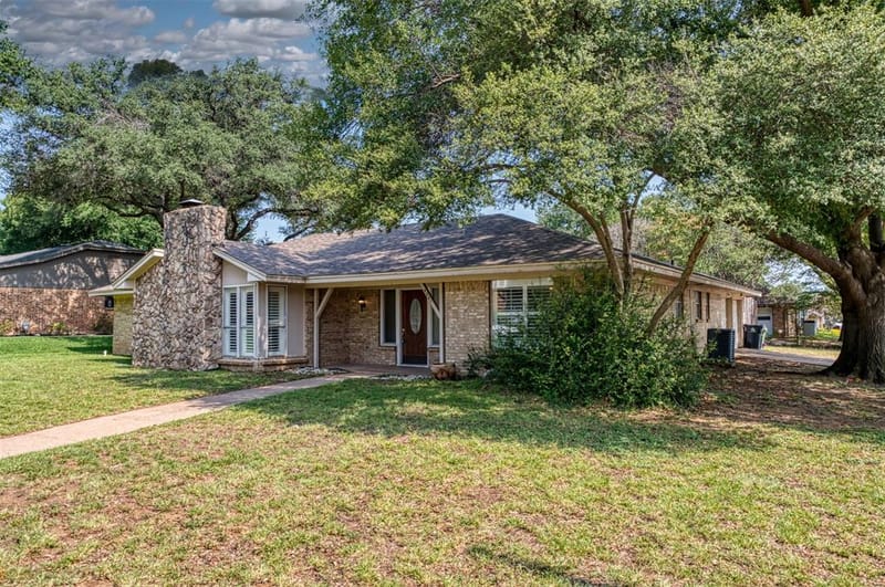 4501 Trowbridge Drive, Arlington TX 76013 - Photo 2