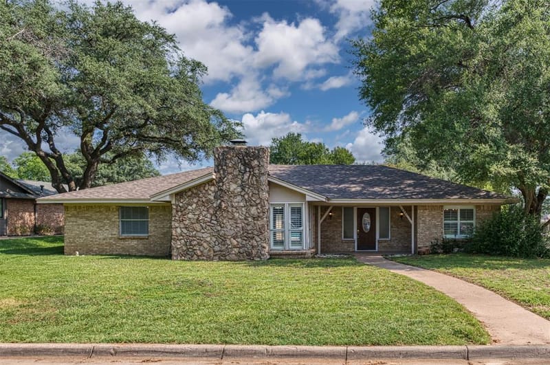 4501 Trowbridge Drive, Arlington TX 76013 - Photo 3