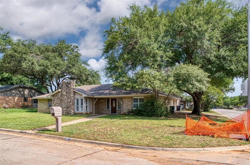 4501 Trowbridge Drive, Arlington TX 76013 - Photo 4