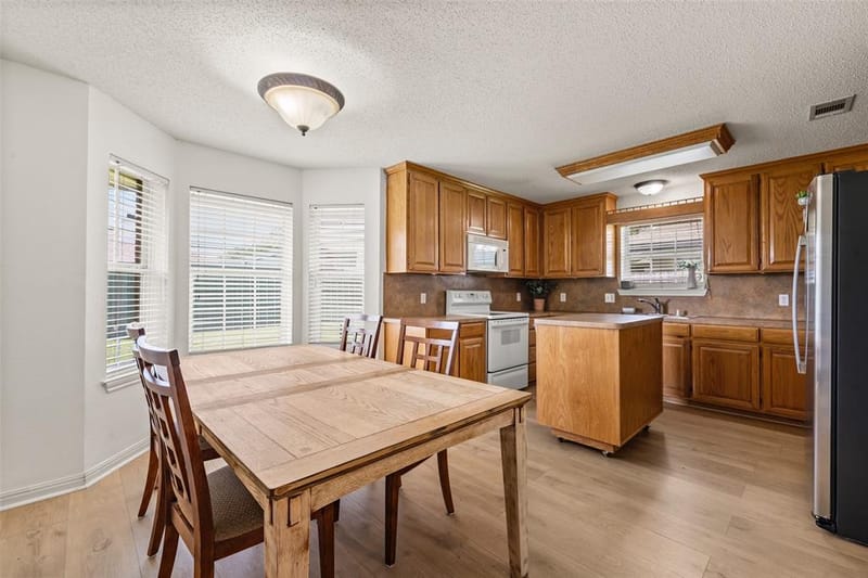 104 W Jade Drive, Hewitt TX 76643 - Photo 4