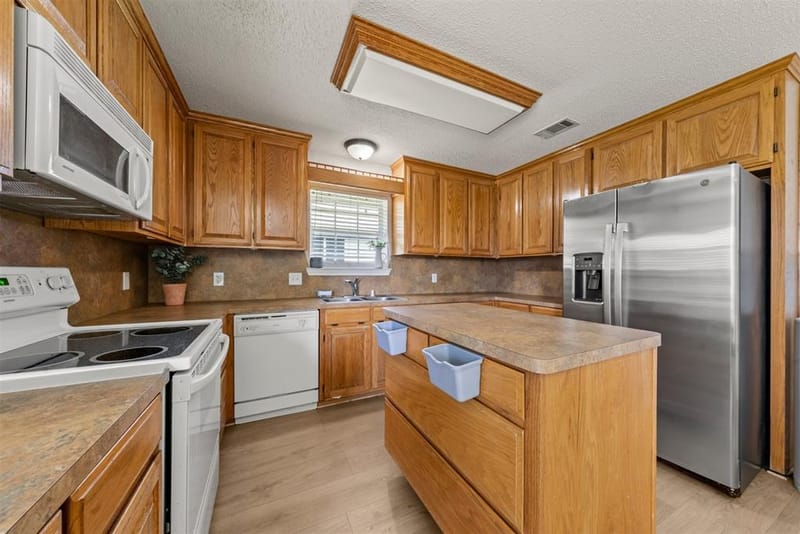 104 W Jade Drive, Hewitt TX 76643 - Photo 8