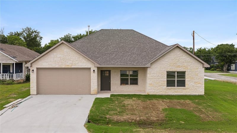 209 W Bonham Street, Tom Bean TX 75489