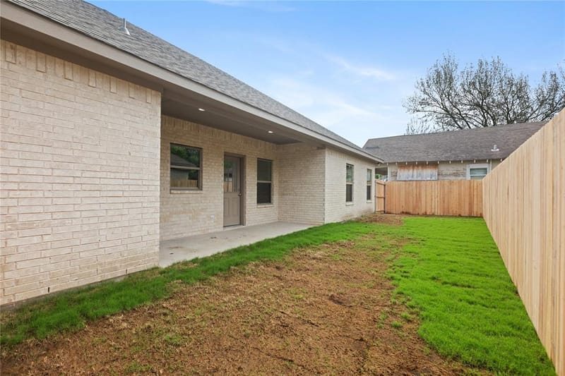 209 W Bonham Street, Tom Bean TX 75489 - Photo 25