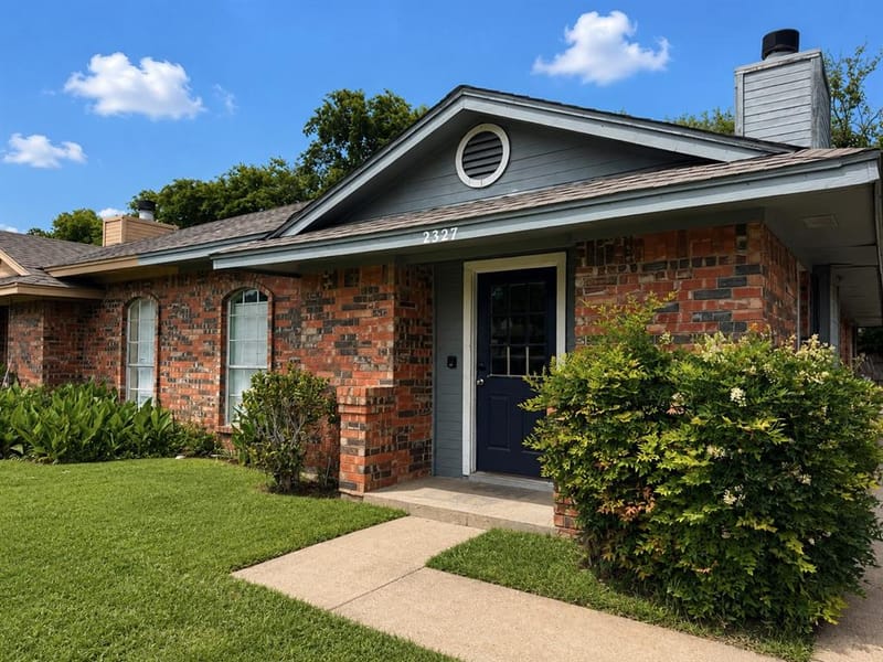 2327 Summer Place Drive, Arlington TX 76014 - Photo 2