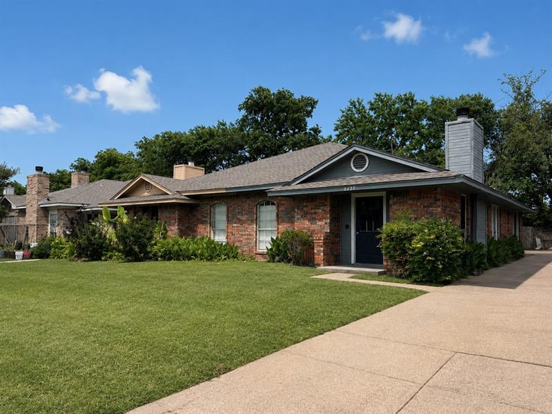2327 Summer Place Drive, Arlington TX 76014 - Photo 3
