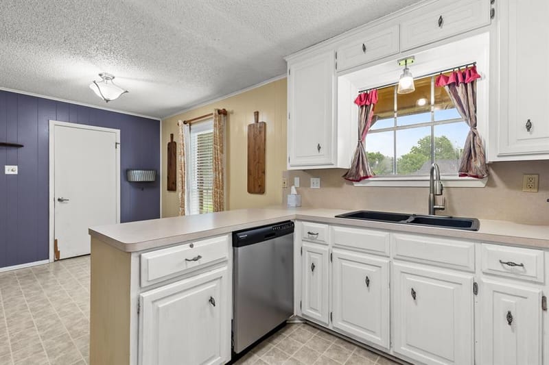 505 Pinewood Lane, Hewitt TX 76643 - Photo 4