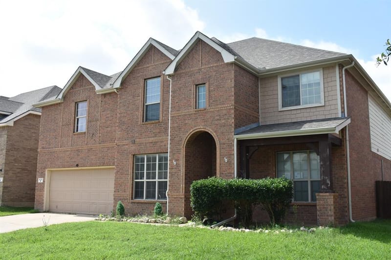 425 Crown Oaks Drive, Fort Worth TX 76131 - Photo 2