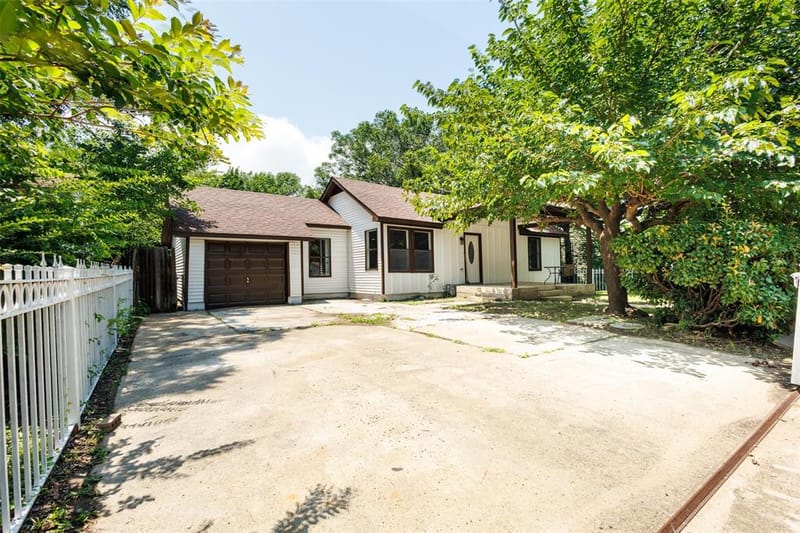 305 Hensley Drive, Grand Prairie TX 75050 - Photo 2