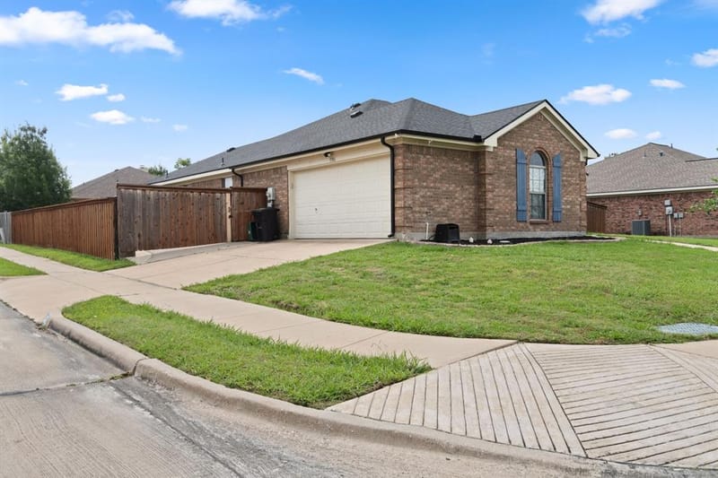 1306 Beacon Hill Drive, Midlothian TX 76065 - Photo 3