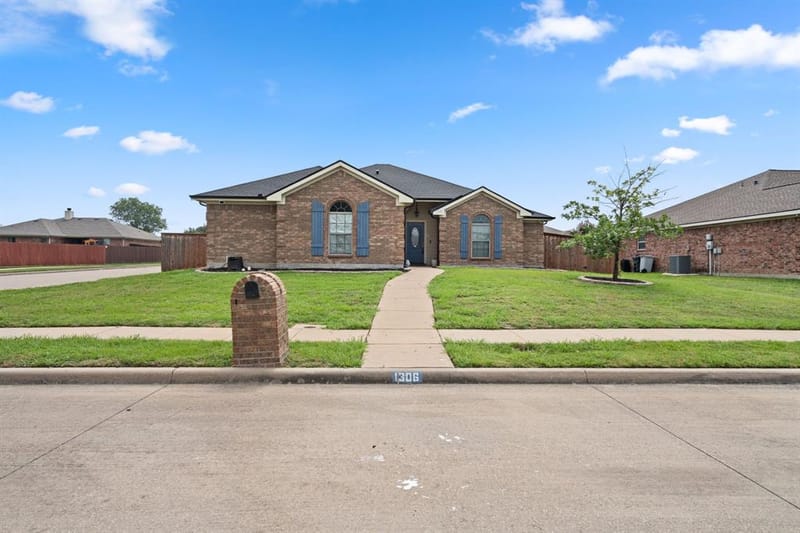 1306 Beacon Hill Drive, Midlothian TX 76065