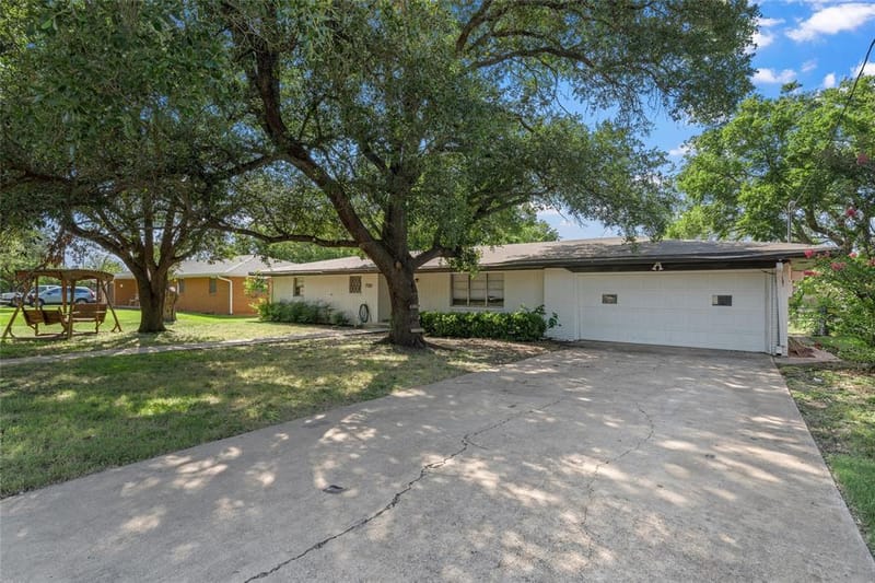 733 W 5th Street, McGregor TX 76657 - Photo 2