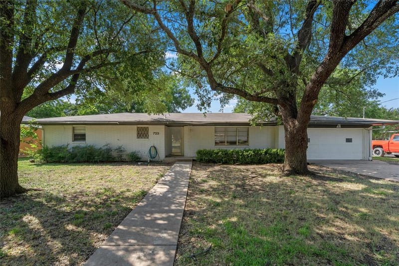 733 W 5th Street, McGregor TX 76657