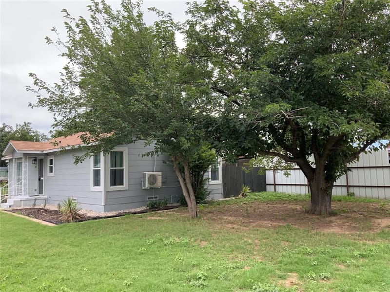 215 S 4th Street, Jacksboro TX 76458 - Photo 2