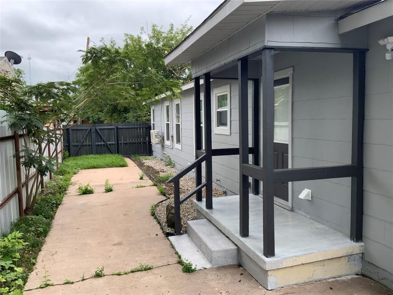 215 S 4th Street, Jacksboro TX 76458 - Photo 3