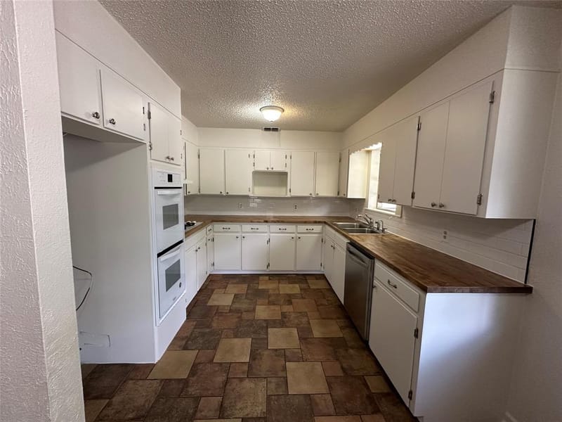 303 N Victor Street, Comanche TX 76442 - Photo 2
