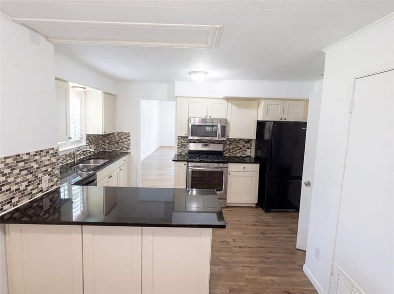 421 N 3rd Street, Jacksboro TX 76458 - Photo 2