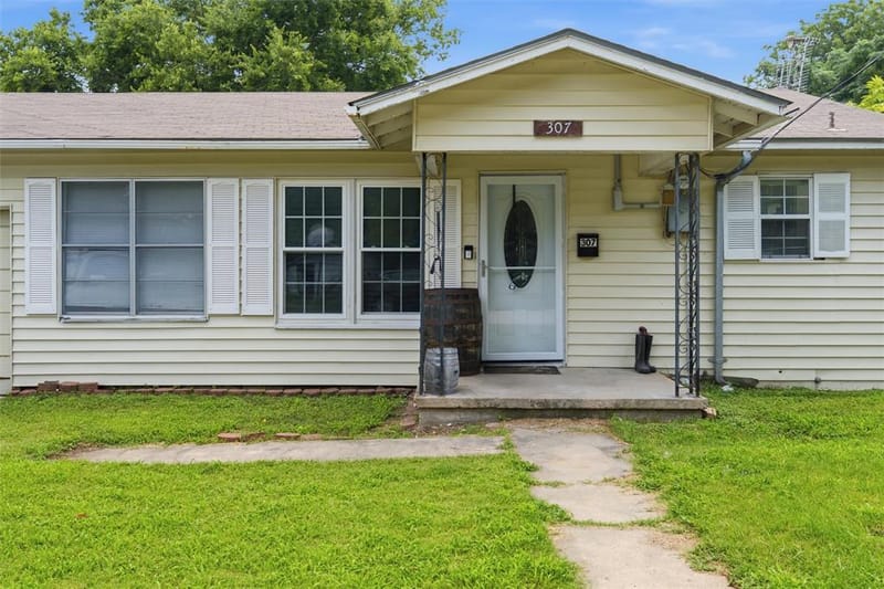 307 W Goddard Street, West TX 76691