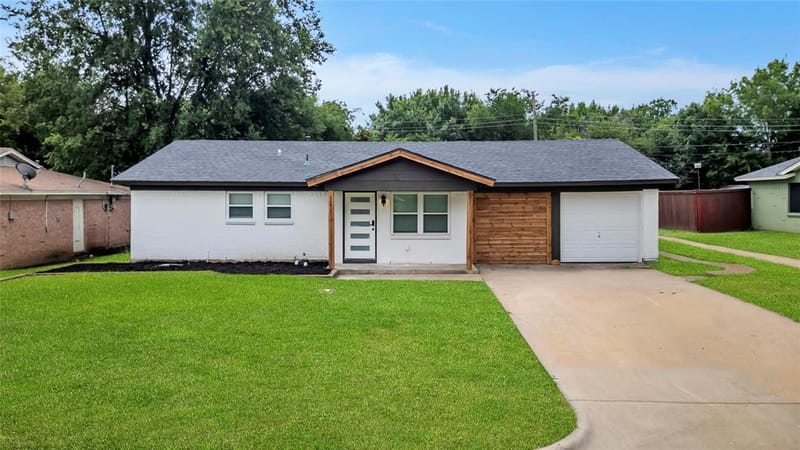 341 Lena Lane, Burleson TX 76028