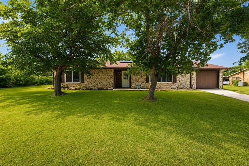 119 Dennis Street, Jacksboro TX 76458 - Photo 2
