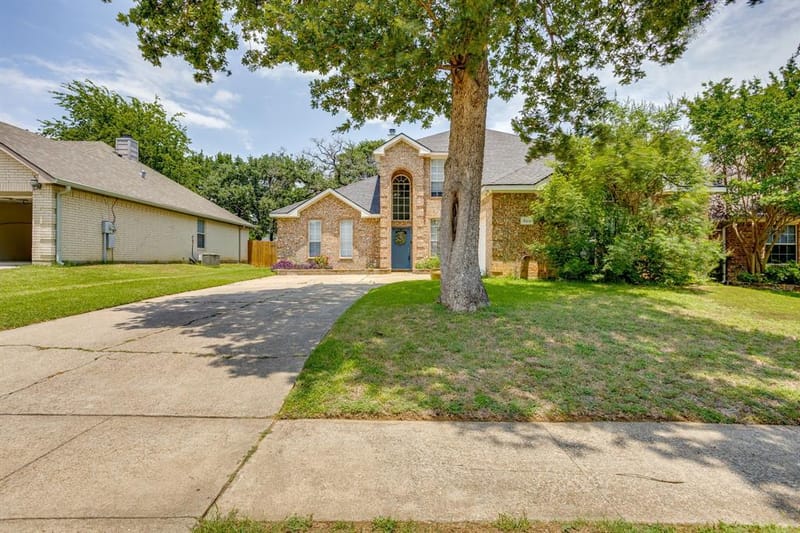 525 Oakbrook Drive, Burleson TX 76028