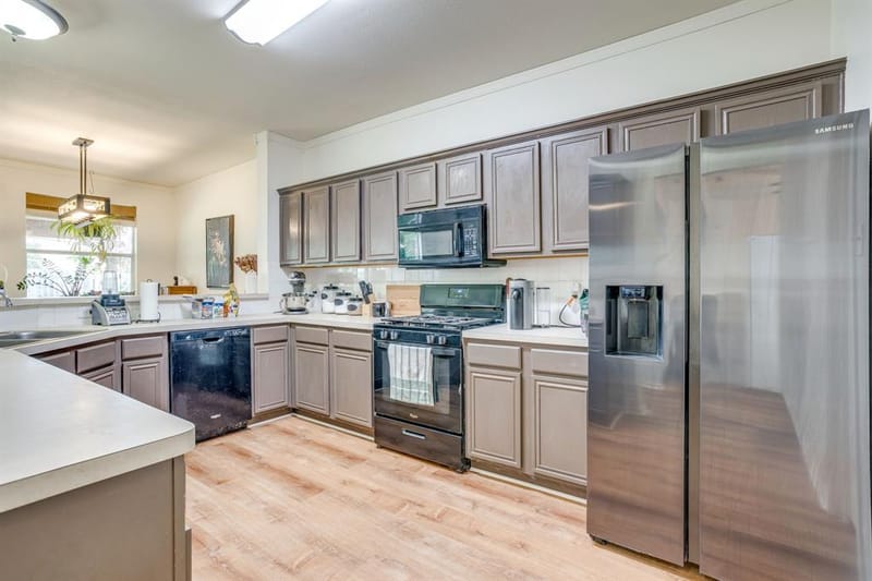525 Oakbrook Drive, Burleson TX 76028 - Photo 9