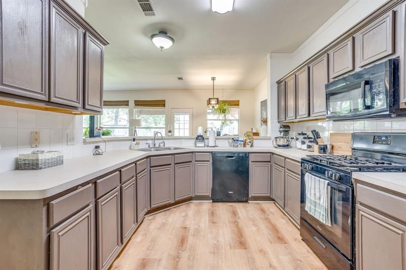 525 Oakbrook Drive, Burleson TX 76028 - Photo 10