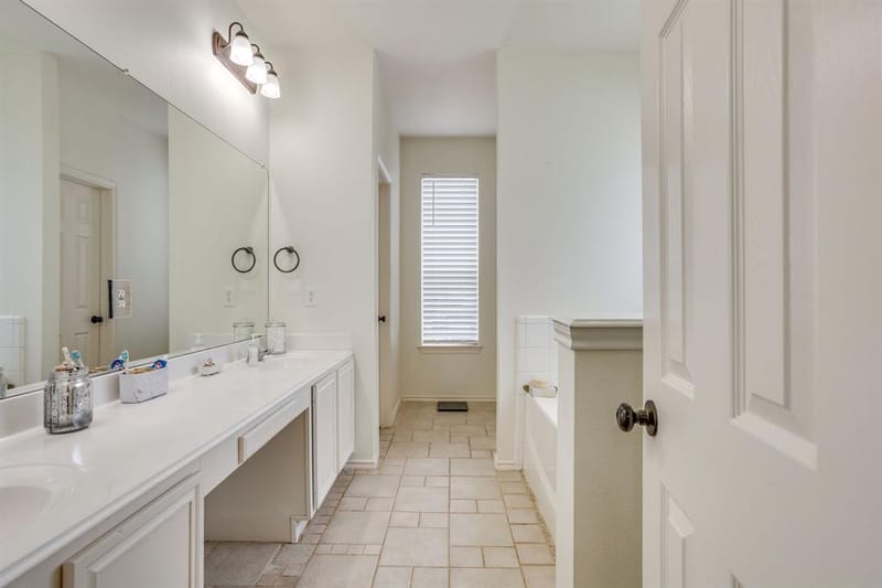 525 Oakbrook Drive, Burleson TX 76028 - Photo 25