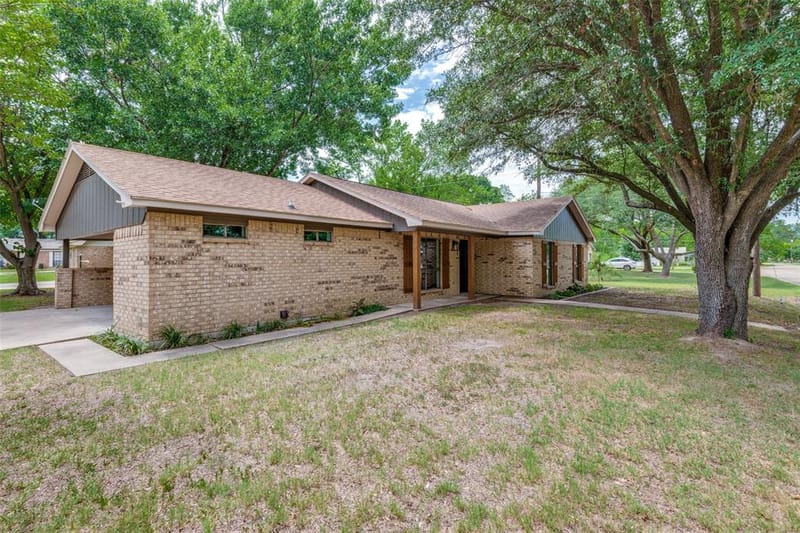221 N 1st Street, Mabank TX 75147 - Photo 2