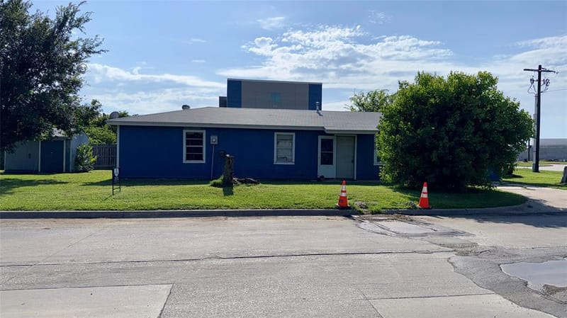 509 N 10th Street, Sanger TX 76266 - Photo 2