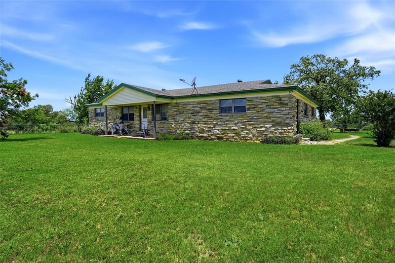 2186 Gilliland Road, Springtown TX 76082 - Photo 13