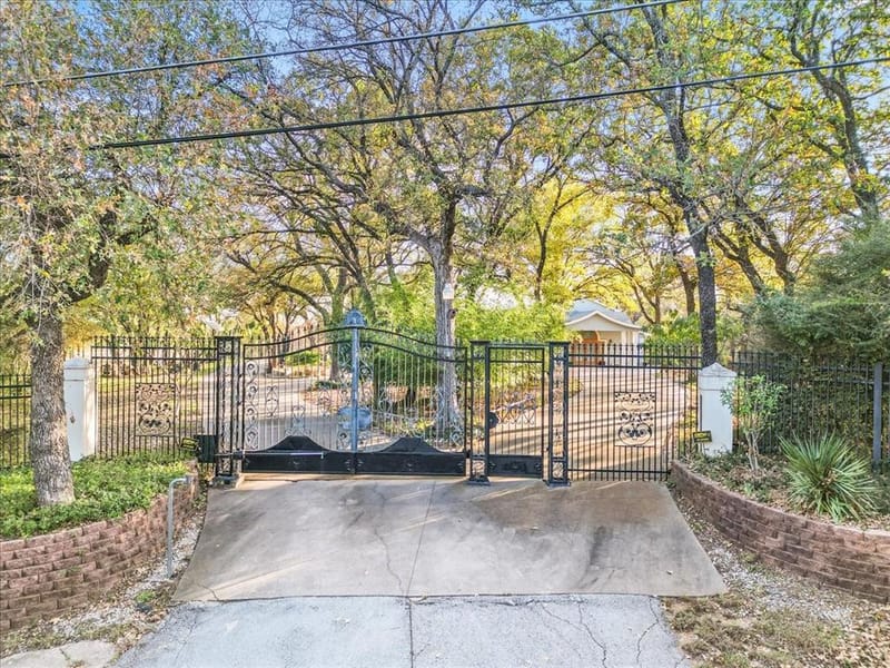 8248 Meadowbrook Drive, Fort Worth TX 76120 - Photo 5