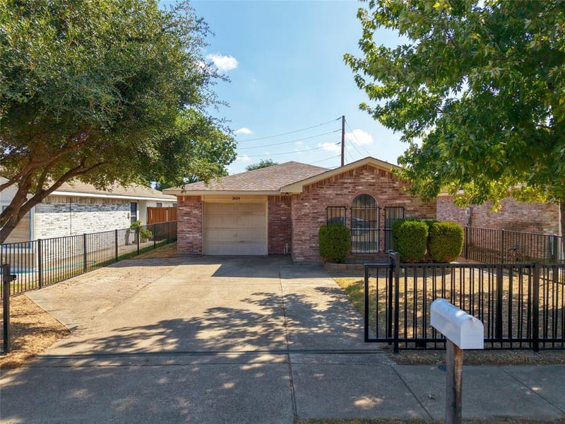 2428 Summit Lane, Dallas TX 75227