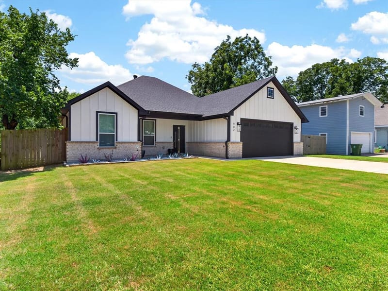 902 N Main Street, Tioga TX 76271 - Photo 2