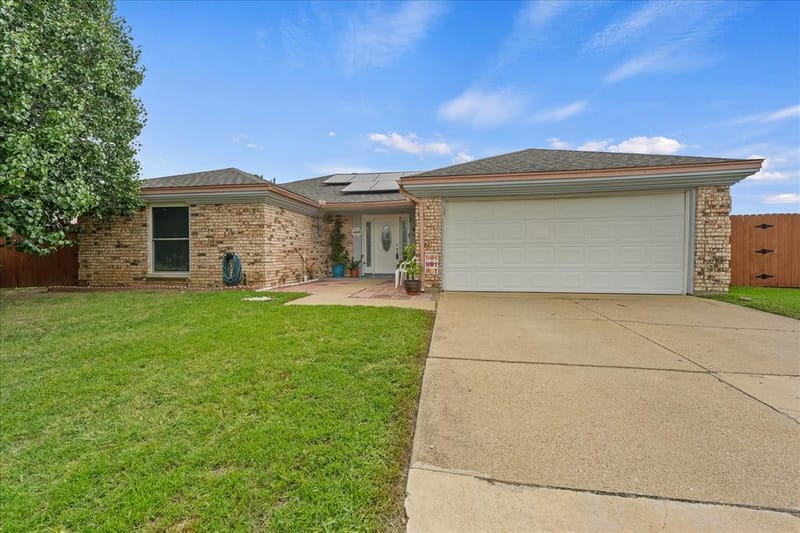 3030 Meadow Creek Court, Grand Prairie TX 75052 - Photo 2