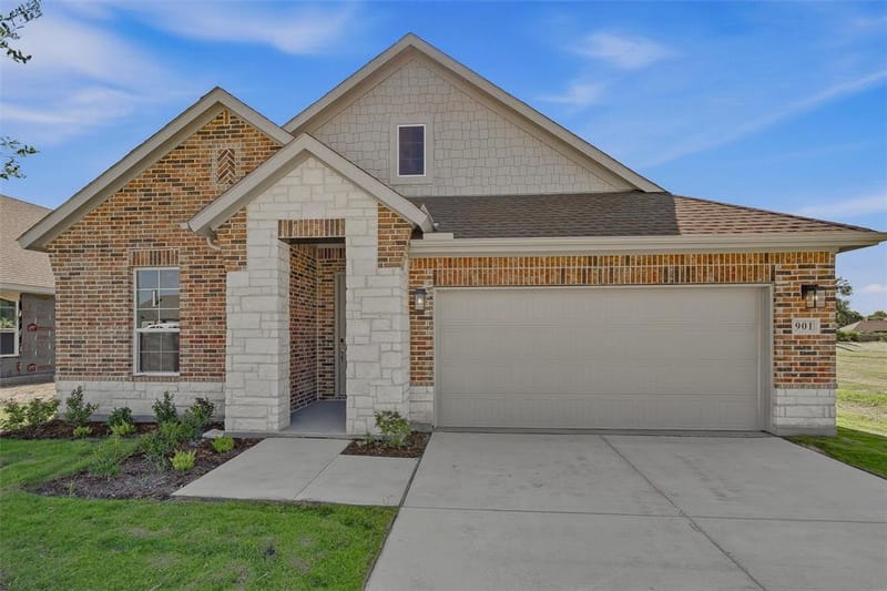 901 Silverleaf Drive, Ennis TX 75119 - Photo 2