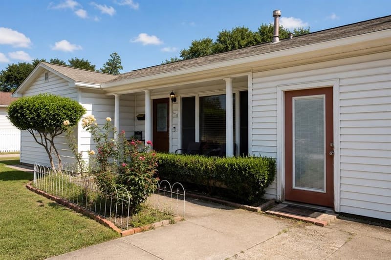 1010 Mcclendon Street, Irving TX 75061 - Photo 2