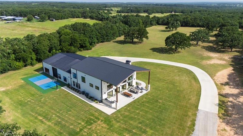 1100 County Road 1785, Sunset TX 76270 - Photo 2